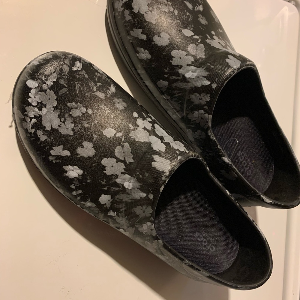 CROCS size 10 Womens